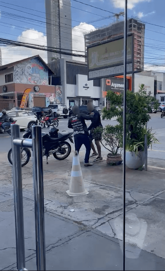Revolta em Goiânia: Lutador dá soco em entregador de aplicativo sem motivo aparente no Setor Bueno